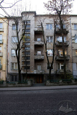Вул. Дорошенка, 47 – житловий будинок
