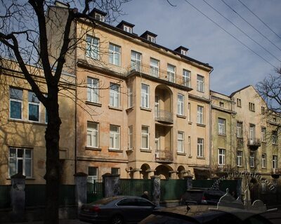 Вул. Коновальця, 22 – будинок лікарні (колишній житловий)