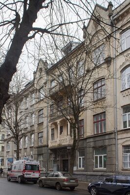 Вул. Коновальця, 3 – житловий будинок