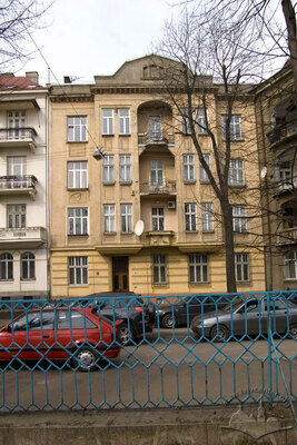 Вул. Конопницької, 8 – житловий будинок