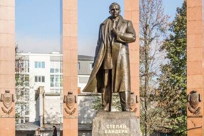 Вул. Бандери – пам'ятник Степанові Бандері