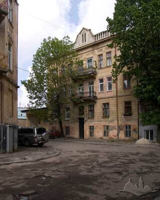 Вул. Здоров'я, 14 – житловий будинок