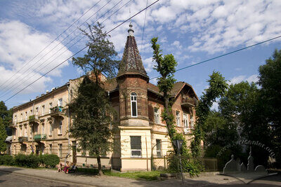 Вул. Генерала Чупринки, 33 – будинок медичної установи (колишній житловий)