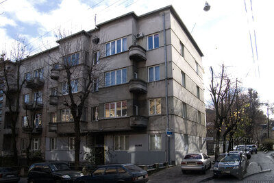 Вул. Дорошенка, 49 – житловий будинок