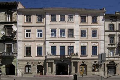 Ul. Teatralna, 10 – budynek mieszkalny